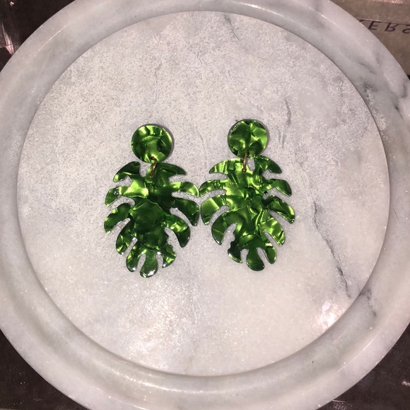 5/$25 Green Iridescent Earrings - Picture 1 of 1